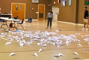 Рекордсмен сложил за час 250 бумажных самолётиков