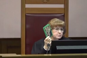 Судья отчитала мужчину за обложку паспорта
