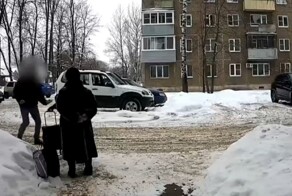 Против толкнувшего бабушек парня возбуждено уголовное дело