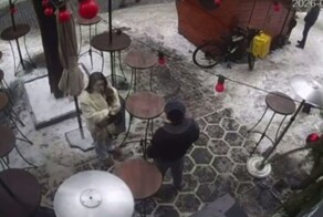 Лёд с крыши упал на прохожих