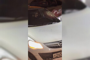 В Казань девушка на малолитражке устроила пробку во дворе, отказавшись уступить несколько метров