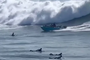 Гигантская волна перевернула лодку с семьёй