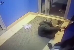 В Новосибирске мужчину задержали, когда он неспеша разбирал банкомат