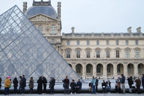 Французская полиция лишила гидов Лувра их незаконной «китайской золотой жилы»