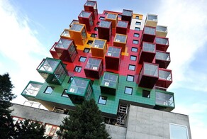 Разноцветная геометрия на серой коробке: шведский дом, который одновременно ненавидят и обожают