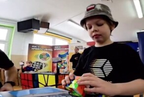 Девятилетний мальчик побил мировой рекорд по сборке кубика Рубика