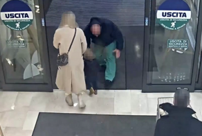 В Италии мужчина попытался вырвать ребёнка из рук матери