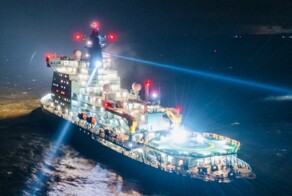 Немецкий ледокол застрял во льдах Арктики