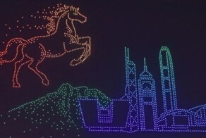 Дроны над Гонконгом сформировали фигуры лошадей