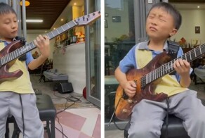 Мальчик великолепно играет на гитаре