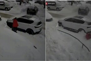 В Перми на женщину рухнул огромный пласт снега