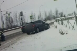 Прокатил полицейского на двери и заработал пару уголовных дел