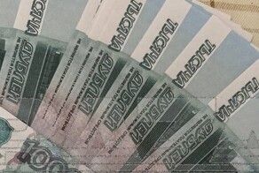 В Новосибирске пожилой женщине выдали пенсию билетами «банка приколов»