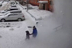 Снежная лавина с крыши дома едва не погубила пенсионерку и ребенка