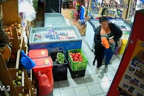 В Чили женщина украла огромную колбасу, спрятав её в штаны