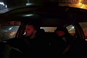 Буйный мужик разбил стёкла в машине таксиста