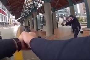 Мужчина напал с ножом на полицейских в США