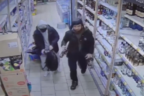 Полицейские задержали двоих мужчин за грабеж в магазине в Подмосковье