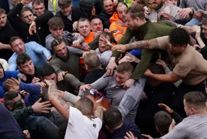 Жёсткая драка продолжалась два часа в Британии в борьбе за мяч