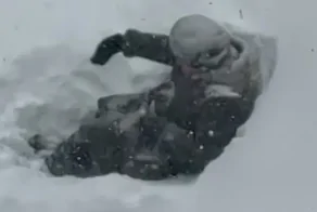 Ни метель, ни сугробы: пенсионерка откопала лавочку и продолжила «дежурство» во дворе