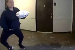 Курьер попался на непристойном поступке прямо перед доставкой еды