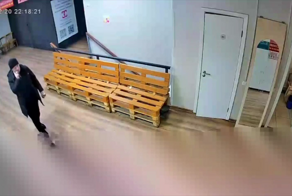 Что вот в головах у людей?: в Екатеринбурге гражданин украл сиденье от унитаза в бизнес-центре