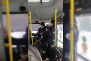 В Балашихе водитель маршрутки резко затормозил во время конфликта