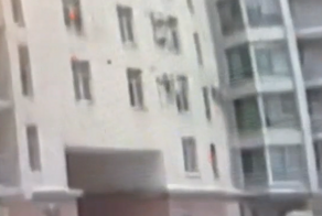 Ребёнок выжил после падения с 7 этажа приземлившись на дворника