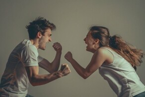 «Выкинул моего кота с 6-го этажа»: пользователи вспоминают о диких выходках бывших