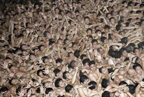 10 000 обнаженных мокрых японских мужчин попытались поймать 2 священные палочки