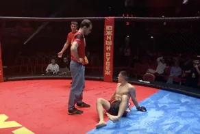 Боец ММА сломал ногу, делая сальто после победы