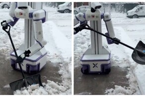 Робот расчищает снег на улице в США