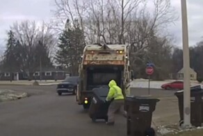 Нарушитель спрятался от полицейского в мусорном баке