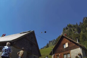 Полёт на вингсьюте над амбарами в Швейцарии со скоростью 160 км/ч