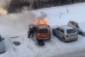 Прохожий спас мужчину из горящей машины