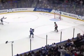 Хоккеист не смог попасть в пустые ворота