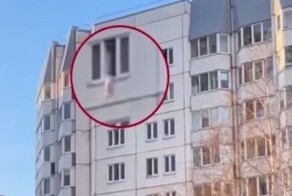 В Петербурге прохожие поймали выпавшего с десятого этажа ребёнка