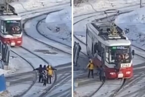 Опасные игры: школьники бросались под колеса трамвая