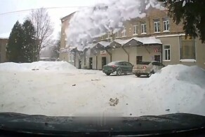 Какие повреждения наносит упавший с крыши снег