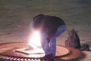 Житель Калининграда прикурил от Вечного огня