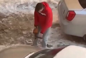 «Технологии против сил природы»: москвич попробовал освободить авто с помощью перфоратора