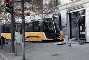 Трамвай в Милане сошел с рельсов и влетел в витрину магазина