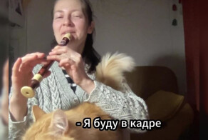 Преподаватель записывала задание по флейте, но в кадр вмешался кот