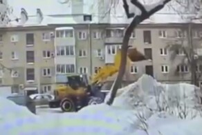 Снегоуборочная машина засыпала сугроб с ребёнком в Подмосковье