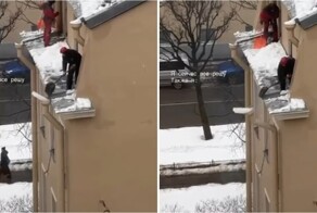 В Петербурге коммунальщик случайно оторвал трубу с крыши, пытаясь сбить лёд