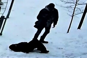 В Тюмени мужчина поставил на колени обидчика сына и попал под проверку полиции