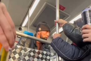 Борзый пассажир хамит контролеру и пассажирам