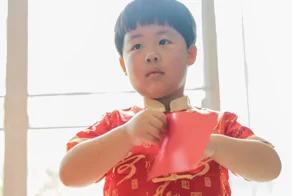 В Китае 10-летний мальчик выиграл суд против собственного отца, потратившего все его накопления