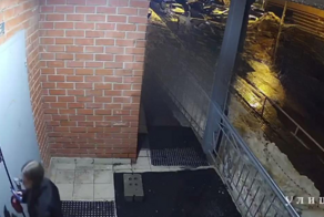 Ледяная бомбардировка во дворе в Подмосковье