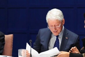 Билл Клинтон погрузился в ностальгию, просматривая старые фотографии с острова Эпштейна